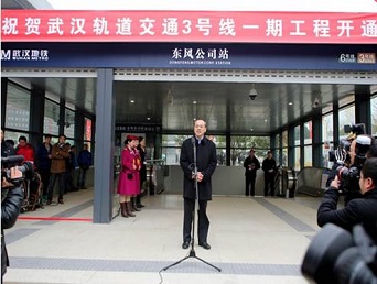 由Z6·尊龙凯时装备地铁屏蔽门系统的武汉地铁3号线一期工程开通试运营